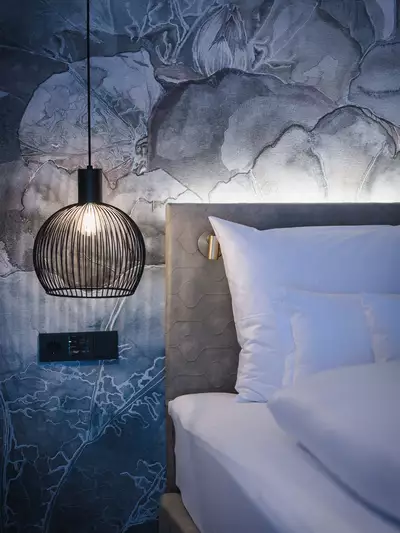 Detailaufnahme vom Doppelbett mit indirekter Beleuchtung hinten