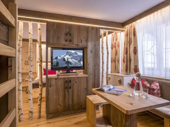 Komfortabler Wohnbereich in der Juniorsuite Sidanjoch