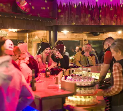 Blick von der Bar zu den Gästen Gogola Alm