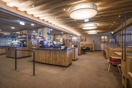 SB-Restaurant mit natürlichem Holzdesign und klar strukturiertem Raumlayout.