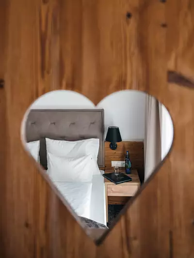 Zimmeransicht durch Herzförmigem Ausschnitt