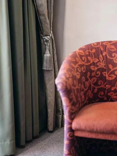 Gemütlicher Sessel in stilvoll eingerichteten Hotelzimmer