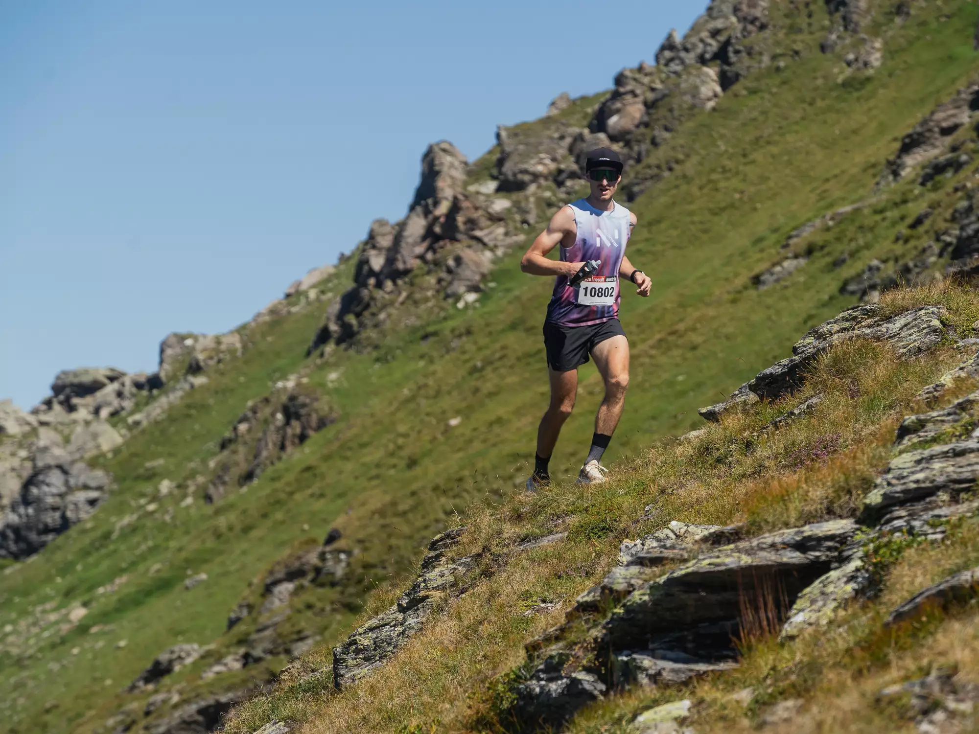 Trailläufer in Bergkulisse