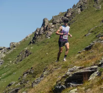 Trailläufer in Bergkulisse