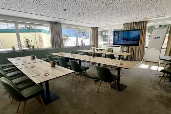 Besprechungsraum mit Tischen und Stühlen